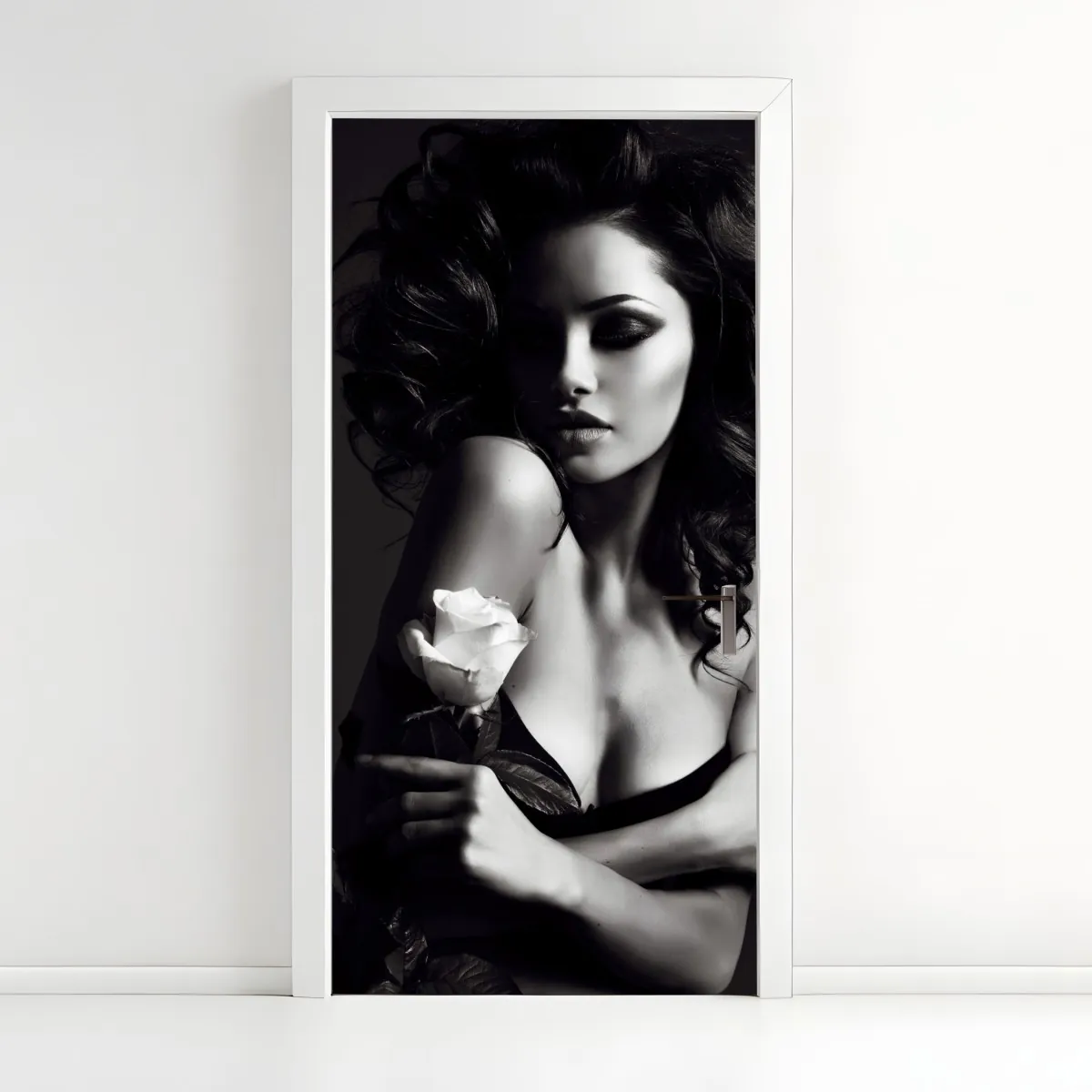 Naklejka na drzwi zmysłowy czarno-biały portret z różą – Wallissimo® Naklejka na drzwi zmysłowy czarno-biały portret z różą – Wallissimo®