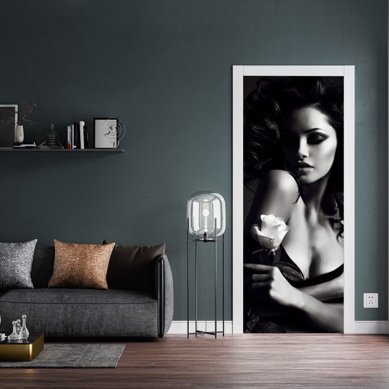 Naklejka na drzwi zmysłowy czarno-biały portret z różą – Wallissimo® Naklejka na drzwi zmysłowy czarno-biały portret z różą – Wallissimo®
