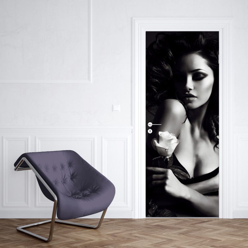 Naklejka na drzwi zmysłowy czarno-biały portret z różą – Wallissimo® Naklejka na drzwi zmysłowy czarno-biały portret z różą – Wallissimo®