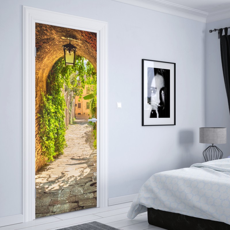 Naklejka na drzwi słoneczna uliczka w Toskanii – Wallissimo® Naklejka na drzwi słoneczna uliczka w Toskanii – Wallissimo®