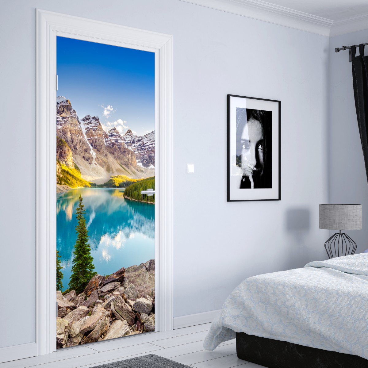 Naklejka na drzwi słoneczne jezioro Moraine i górski widok – Wallissimo® Naklejka na drzwi słoneczne jezioro Moraine i górski widok – Wallissimo®