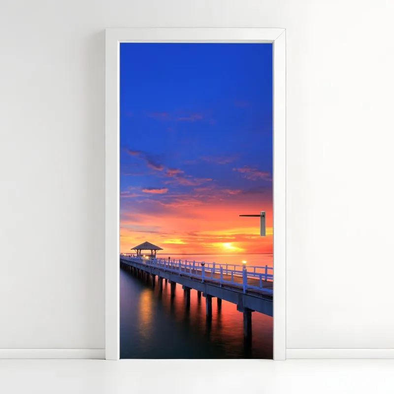 Naklejka na drzwi molo o zachodzie słońca nad plażą