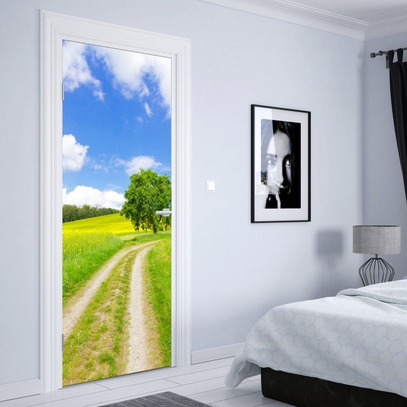 Naklejka na drzwi słoneczna wiejska ścieżka z samotnym drzewem – Wallissimo® Naklejka na drzwi słoneczna wiejska ścieżka z samotnym drzewem – Wallissimo®
