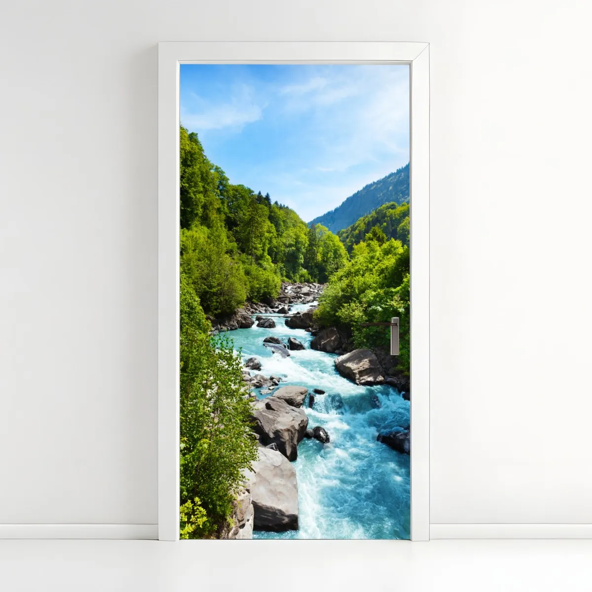Naklejka na drzwi górska rzeka w bujnej zieleni – Wallissimo® Naklejka na drzwi górska rzeka w bujnej zieleni – Wallissimo®