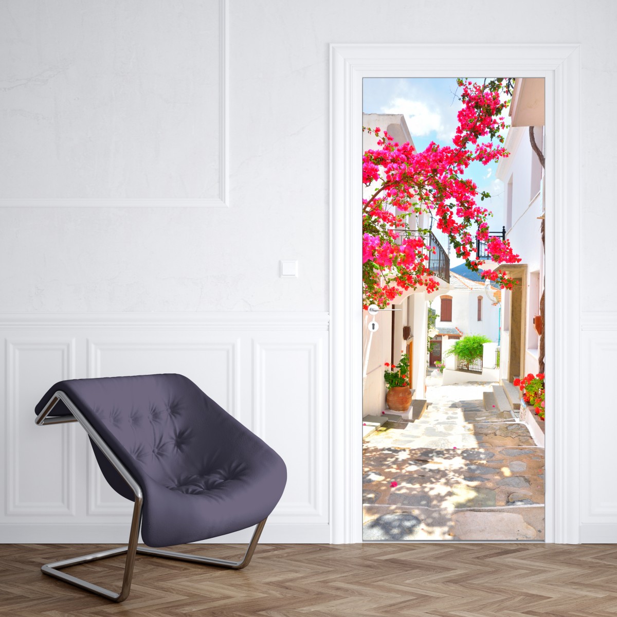 Naklejka na drzwi słoneczny zaułek śródziemnomorski z bugenwillą – Wallissimo® Naklejka na drzwi słoneczny zaułek śródziemnomorski z bugenwillą – Wallissimo®