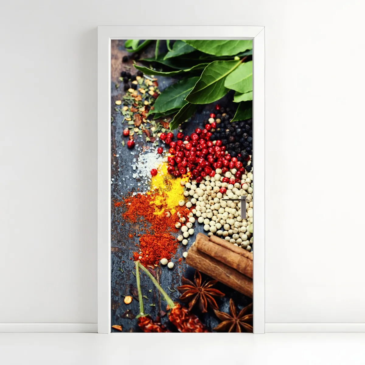 Naklejka na drzwi intensywny zestaw przypraw na rustykalnym drewnie – Wallissimo® Naklejka na drzwi intensywny zestaw przypraw na rustykalnym drewnie – Wallissimo®