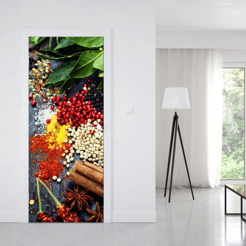 Naklejka na drzwi intensywny zestaw przypraw na rustykalnym drewnie – Wallissimo® Naklejka na drzwi intensywny zestaw przypraw na rustykalnym drewnie – Wallissimo®