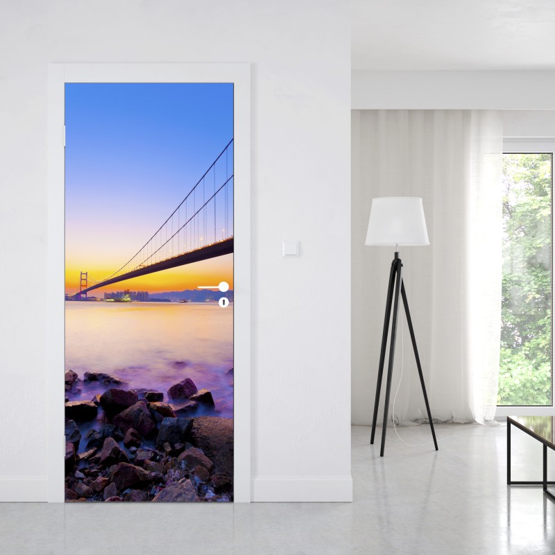 Naklejka na drzwi złoty zachód słońca nad mostem wiszącym – Wallissimo® Naklejka na drzwi złoty zachód słońca nad mostem wiszącym – Wallissimo®