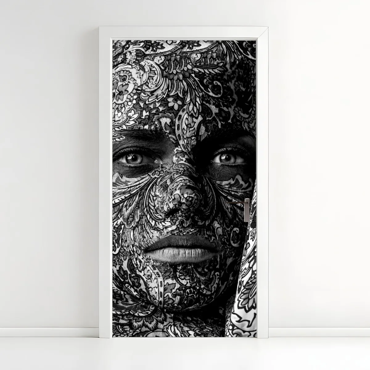 Naklejka na drzwi ornamentalny portret z kwiatowymi wzorami – Wallissimo® Naklejka na drzwi ornamentalny portret z kwiatowymi wzorami – Wallissimo®