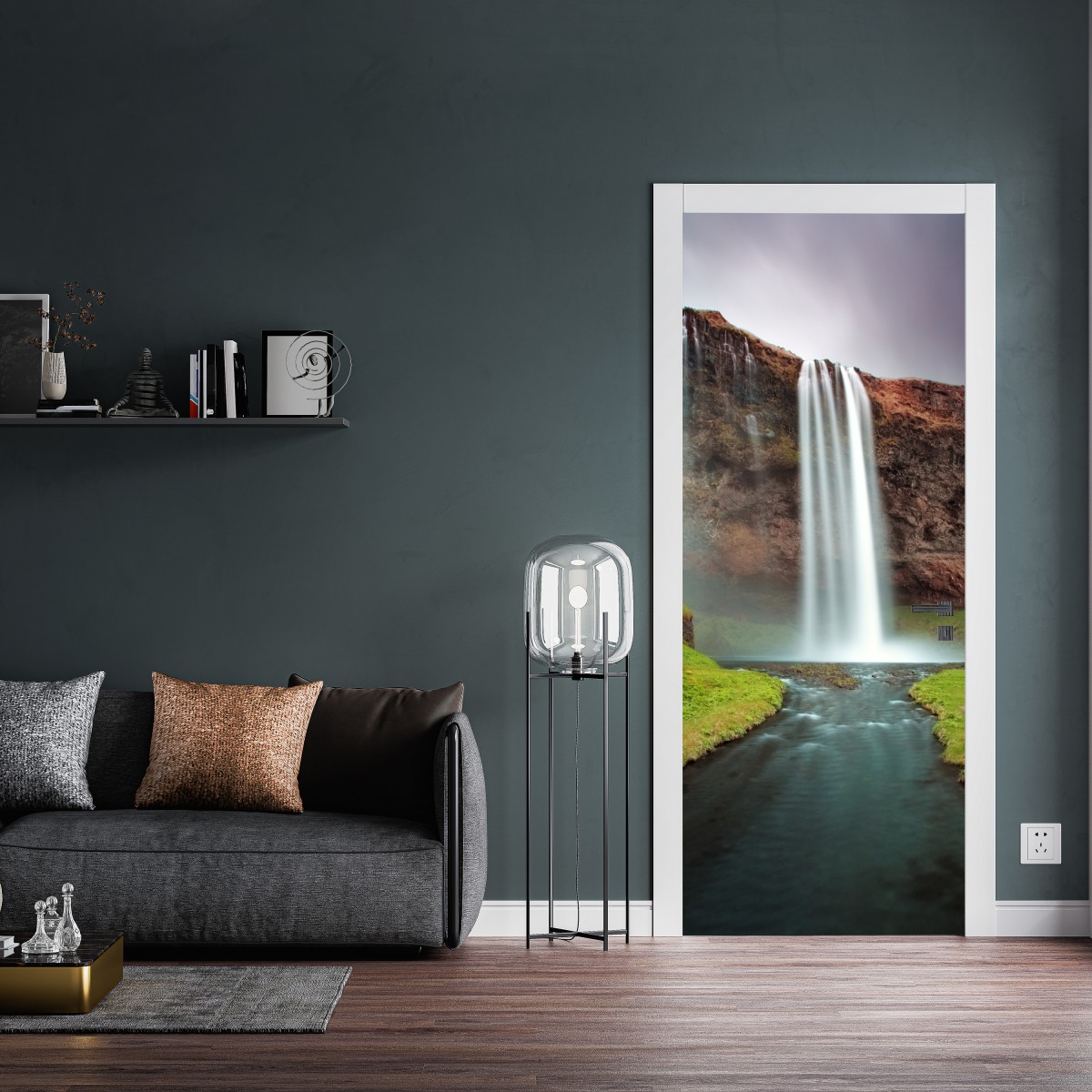 Naklejka na drzwi mglisty wodospad w bujnej dolinie – Wallissimo® Naklejka na drzwi mglisty wodospad w bujnej dolinie – Wallissimo®