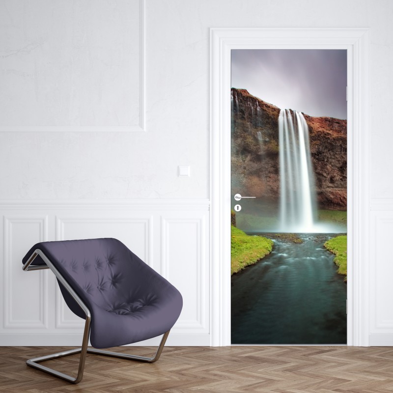 Naklejka na drzwi mglisty wodospad w bujnej dolinie – Wallissimo® Naklejka na drzwi mglisty wodospad w bujnej dolinie – Wallissimo®