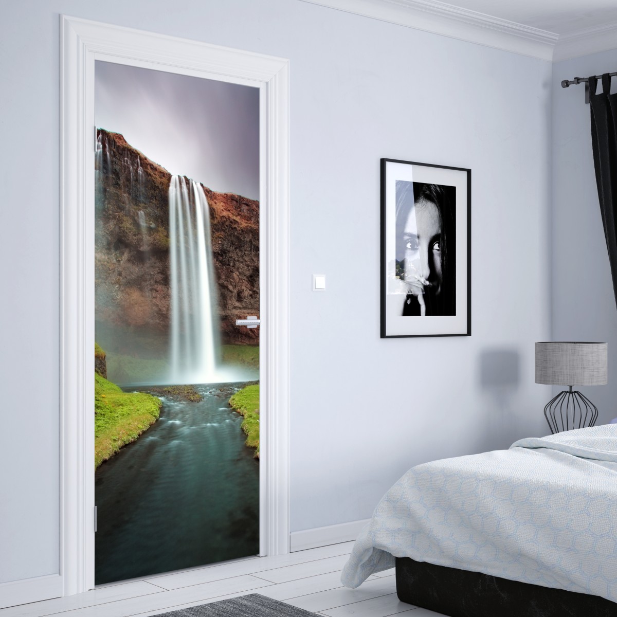 Naklejka na drzwi mglisty wodospad w bujnej dolinie – Wallissimo® Naklejka na drzwi mglisty wodospad w bujnej dolinie – Wallissimo®