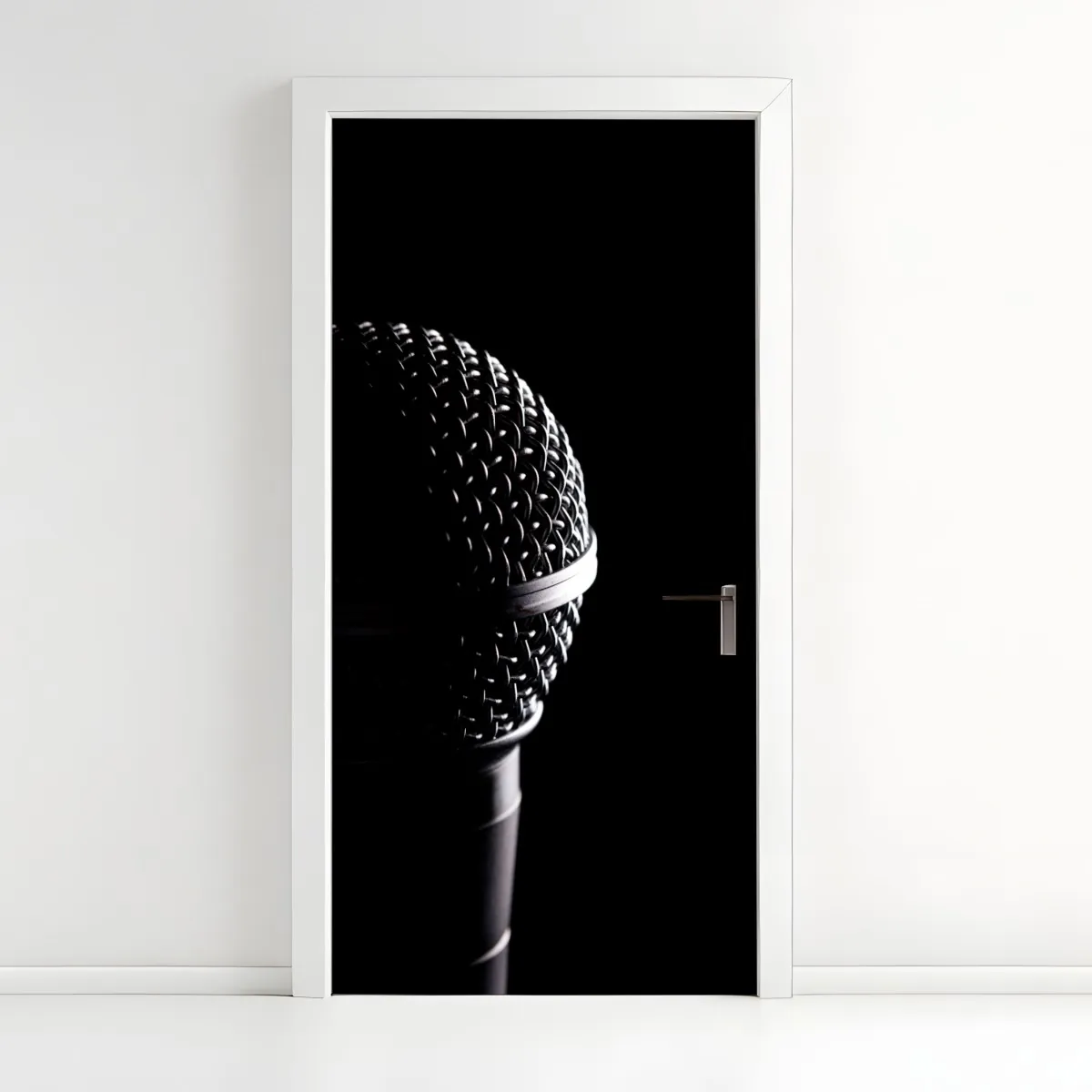 Naklejka na drzwi dramatyczne zbliżenie mikrofonu – Wallissimo® Naklejka na drzwi dramatyczne zbliżenie mikrofonu – Wallissimo®