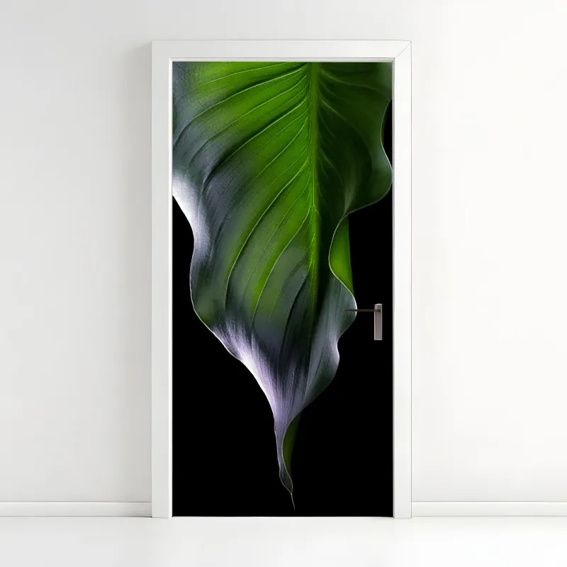 Naklejka na drzwi elegancki zielony liść na czarnym tle