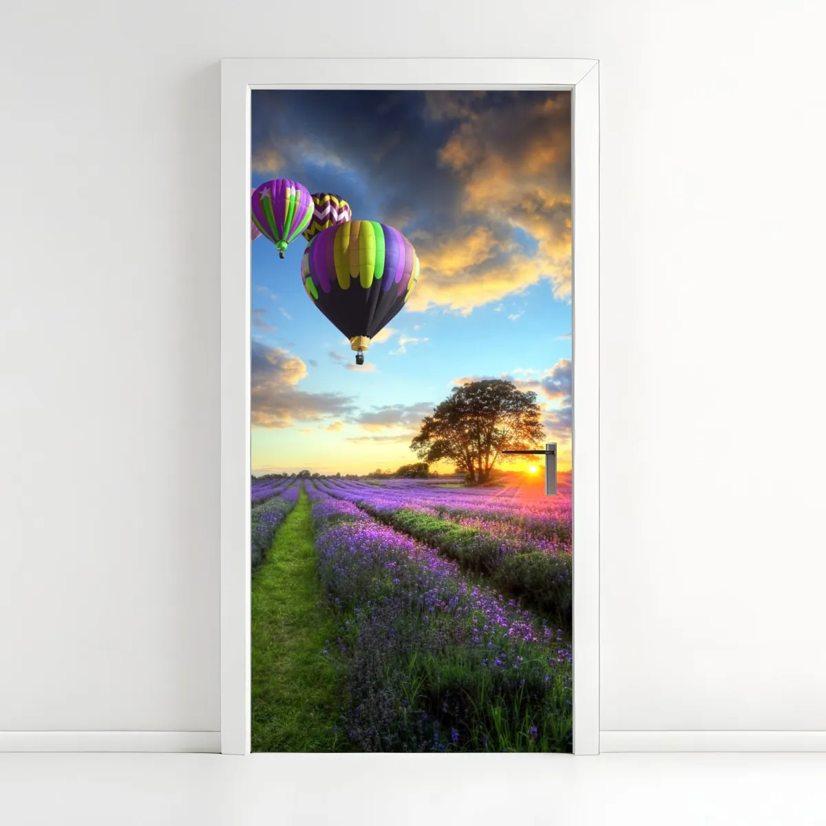 Naklejka na drzwi lawendowy zachód słońca z kolorowymi balonami – Wallissimo® Naklejka na drzwi lawendowy zachód słońca z kolorowymi balonami – Wallissimo®