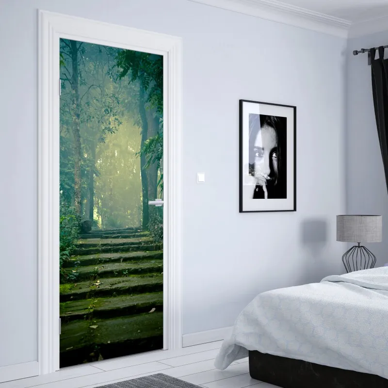 Naklejka na drzwi mchowe kamienne schody do mglistego lasu – Wallissimo® Naklejka na drzwi mchowe kamienne schody do mglistego lasu – Wallissimo®