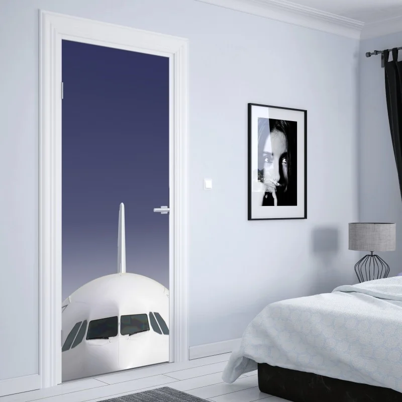 Naklejka na drzwi przód samolotu na tle błękitnego nieba – Wallissimo® Naklejka na drzwi przód samolotu na tle błękitnego nieba – Wallissimo®