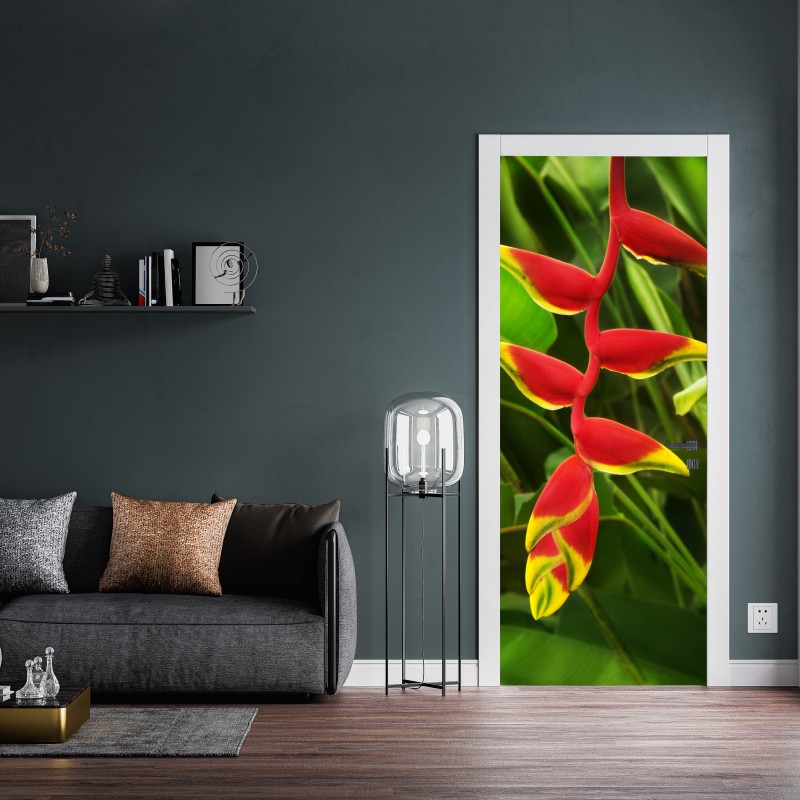 Naklejka na drzwi wibrująca heliconia w tropikalnym listowiu – Wallissimo® Naklejka na drzwi wibrująca heliconia w tropikalnym listowiu – Wallissimo®
