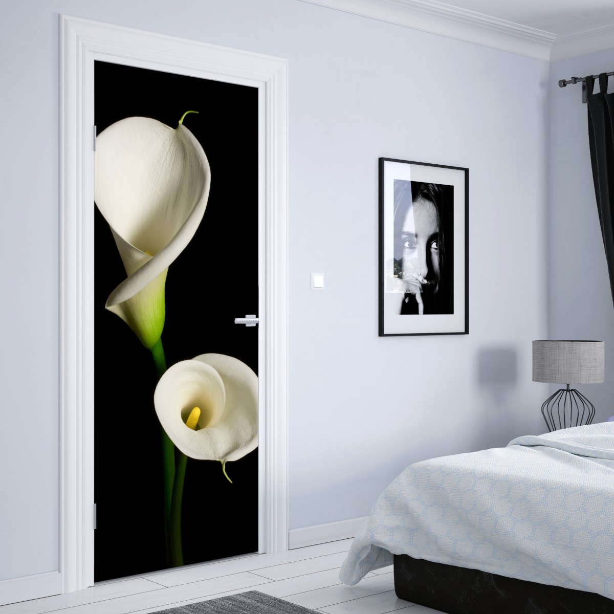 Naklejka na drzwi białe kalie na czarnym tle – Wallissimo® Naklejka na drzwi białe kalie na czarnym tle – Wallissimo®