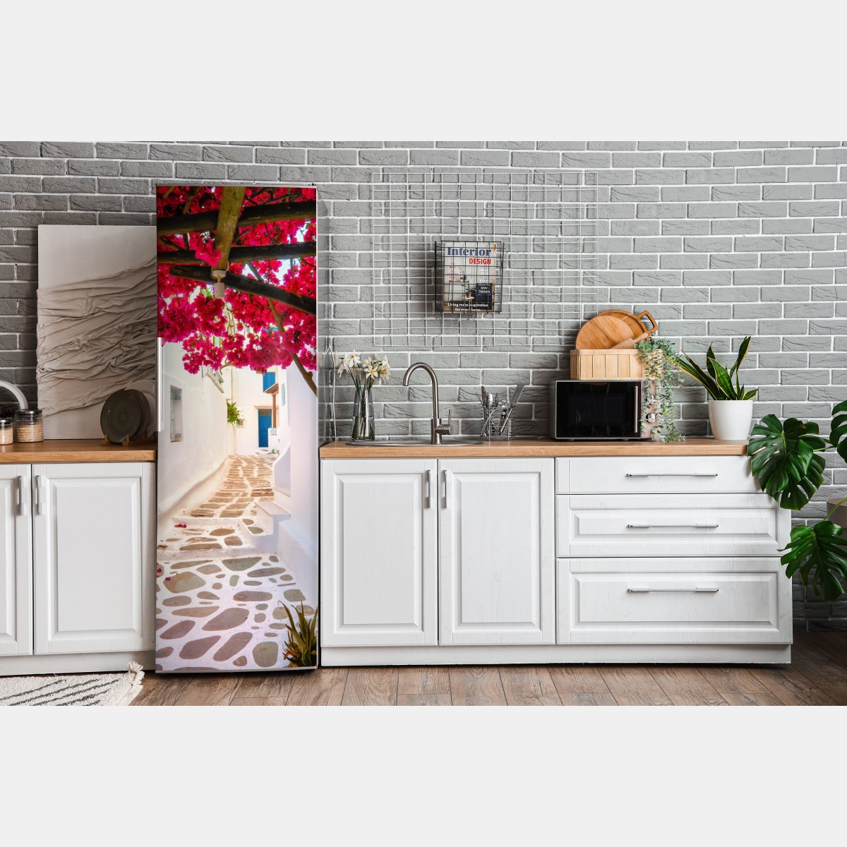 Naklejka na lodówkę słoneczna uliczka grecka z bugenwillą – Wallissimo® Naklejka na lodówkę słoneczna uliczka grecka z bugenwillą – Wallissimo®
