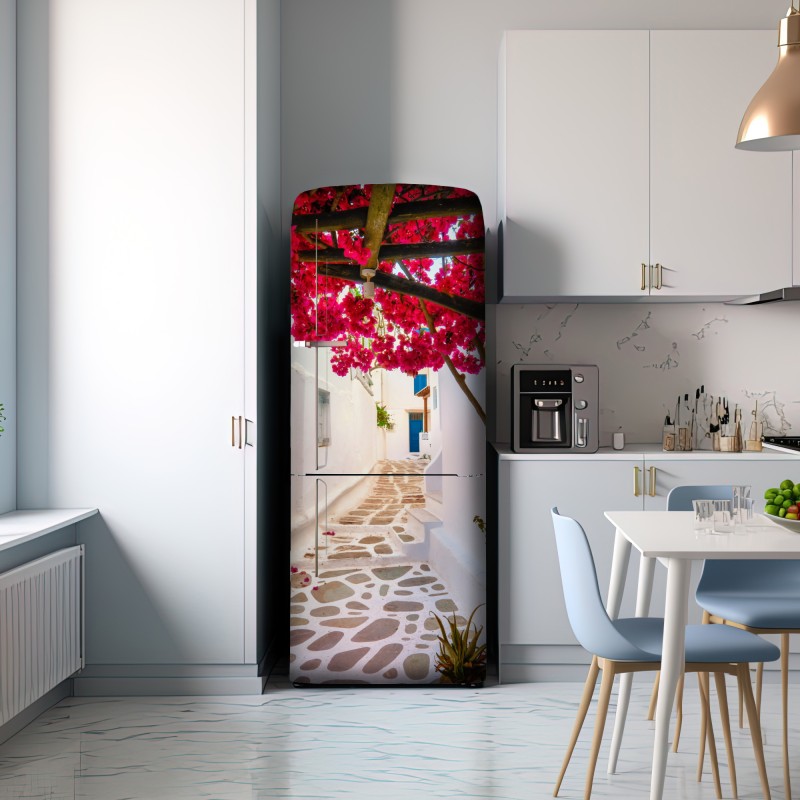 Naklejka na lodówkę słoneczna uliczka grecka z bugenwillą – Wallissimo® Naklejka na lodówkę słoneczna uliczka grecka z bugenwillą – Wallissimo®