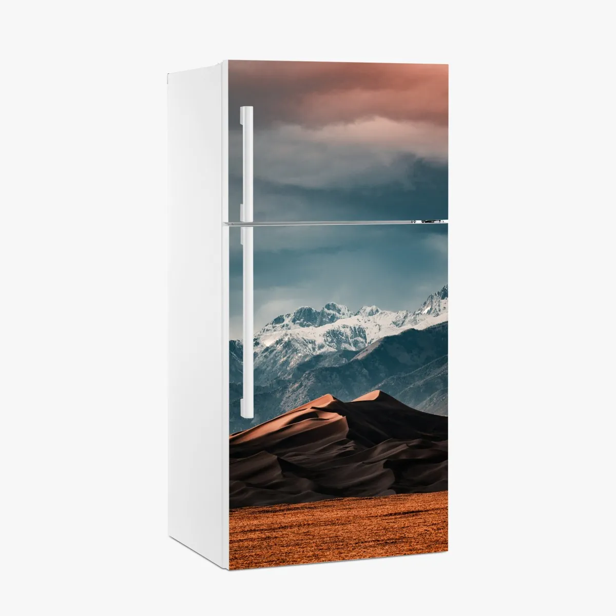 Naklejka na lodówkę wydmy pustyni pod zaśnieżonymi szczytami – Wallissimo® Naklejka na lodówkę wydmy pustyni pod zaśnieżonymi szczytami – Wallissimo®