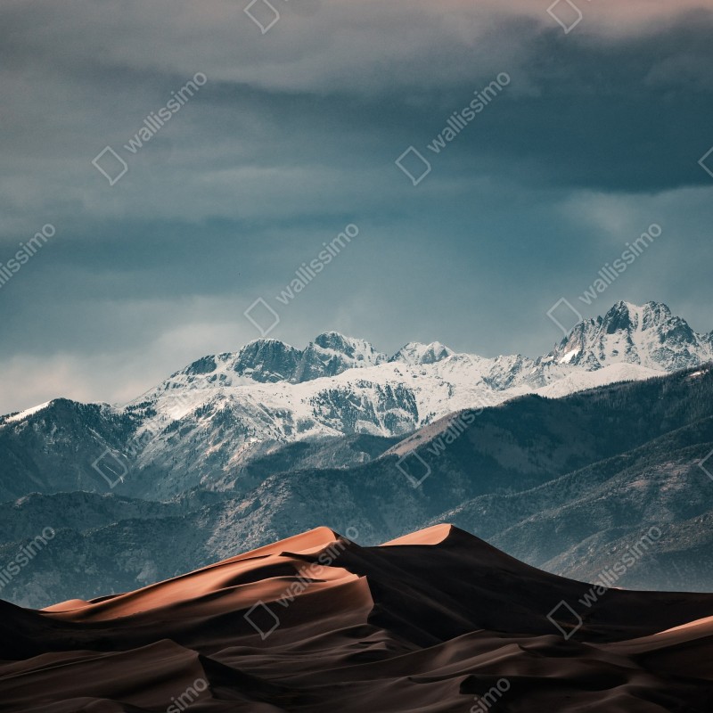 Naklejka na lodówkę wydmy pustyni pod zaśnieżonymi szczytami – Wallissimo® Naklejka na lodówkę wydmy pustyni pod zaśnieżonymi szczytami – Wallissimo®