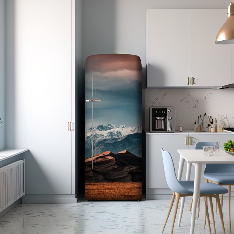 Naklejka na lodówkę wydmy pustyni pod zaśnieżonymi szczytami – Wallissimo® Naklejka na lodówkę wydmy pustyni pod zaśnieżonymi szczytami – Wallissimo®