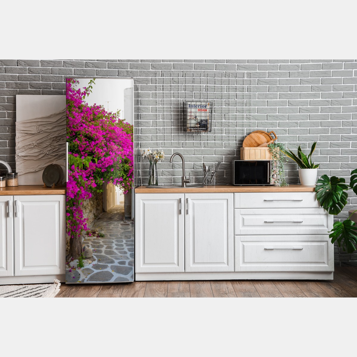 Naklejka na lodówkę kwitnąca bugenwilla w uliczce Naousa – Wallissimo® Naklejka na lodówkę kwitnąca bugenwilla w uliczce Naousa – Wallissimo®