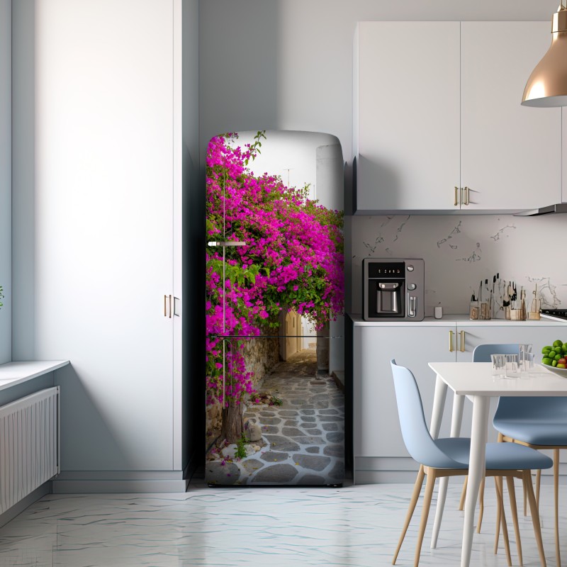 Naklejka na lodówkę kwitnąca bugenwilla w uliczce Naousa – Wallissimo® Naklejka na lodówkę kwitnąca bugenwilla w uliczce Naousa – Wallissimo®