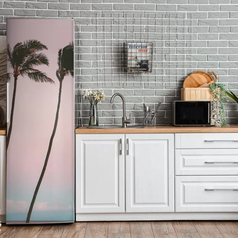 Naklejka na lodówkę elegancki portret gejszy w czerwonym i czarnym kimonie – Wallissimo®