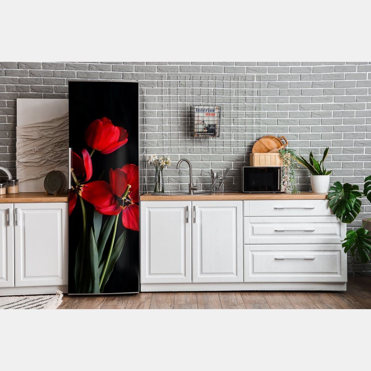 Naklejka na lodówkę trzy czerwone tulipany na czarnym tle – Wallissimo® Naklejka na lodówkę trzy czerwone tulipany na czarnym tle – Wallissimo®