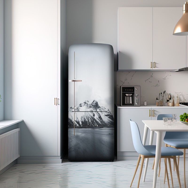 Naklejka na lodówkę spokojny ośnieżony krajobraz górski nad morzem – Wallissimo® Naklejka na lodówkę spokojny ośnieżony krajobraz górski nad morzem – Wallissimo®