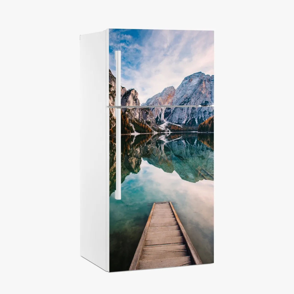 Naklejka na lodówkę spokojne alpejskie jezioro z drewnianym pomostem – Wallissimo® Naklejka na lodówkę spokojne alpejskie jezioro z drewnianym pomostem – Wallissimo®