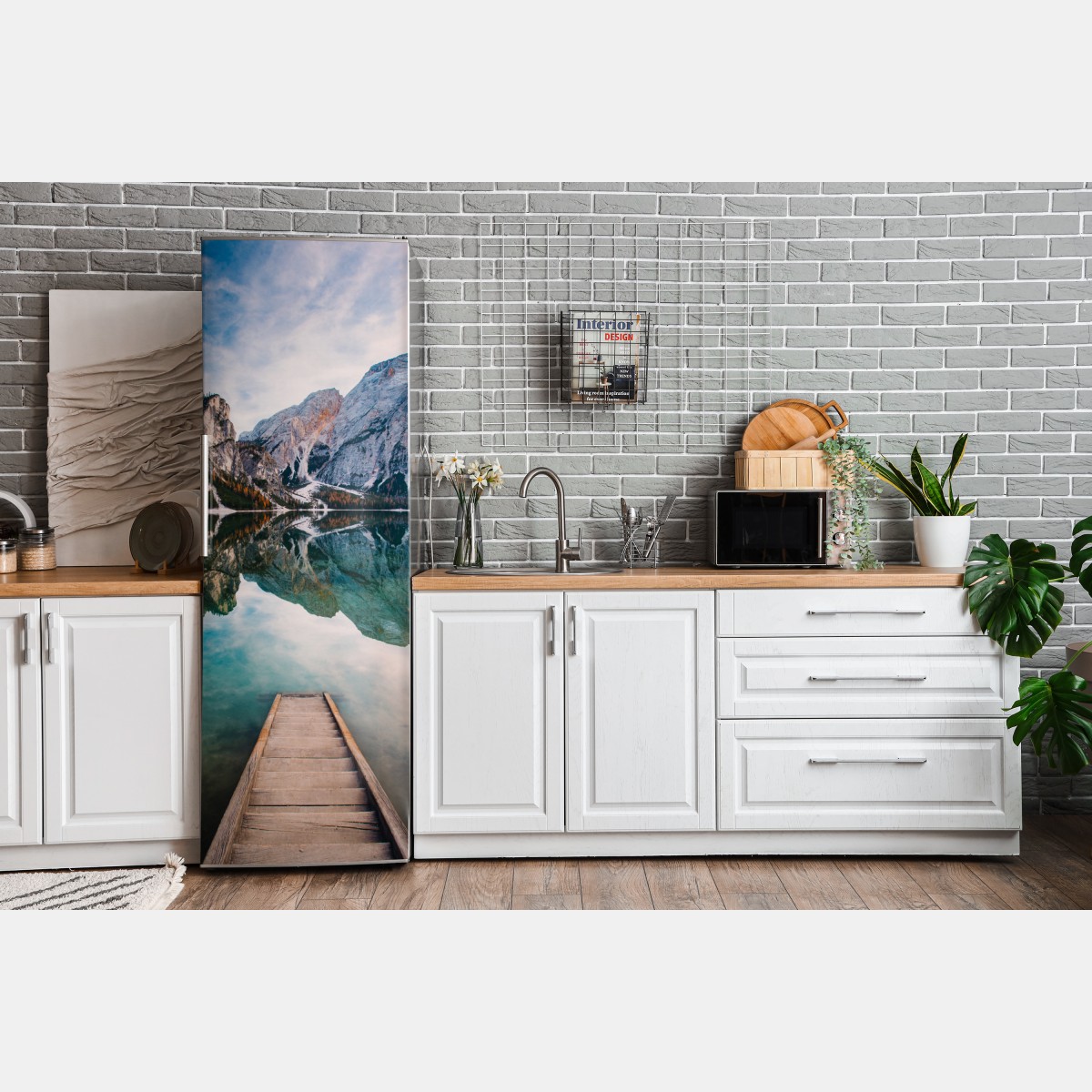 Naklejka na lodówkę spokojne alpejskie jezioro z drewnianym pomostem – Wallissimo® Naklejka na lodówkę spokojne alpejskie jezioro z drewnianym pomostem – Wallissimo®