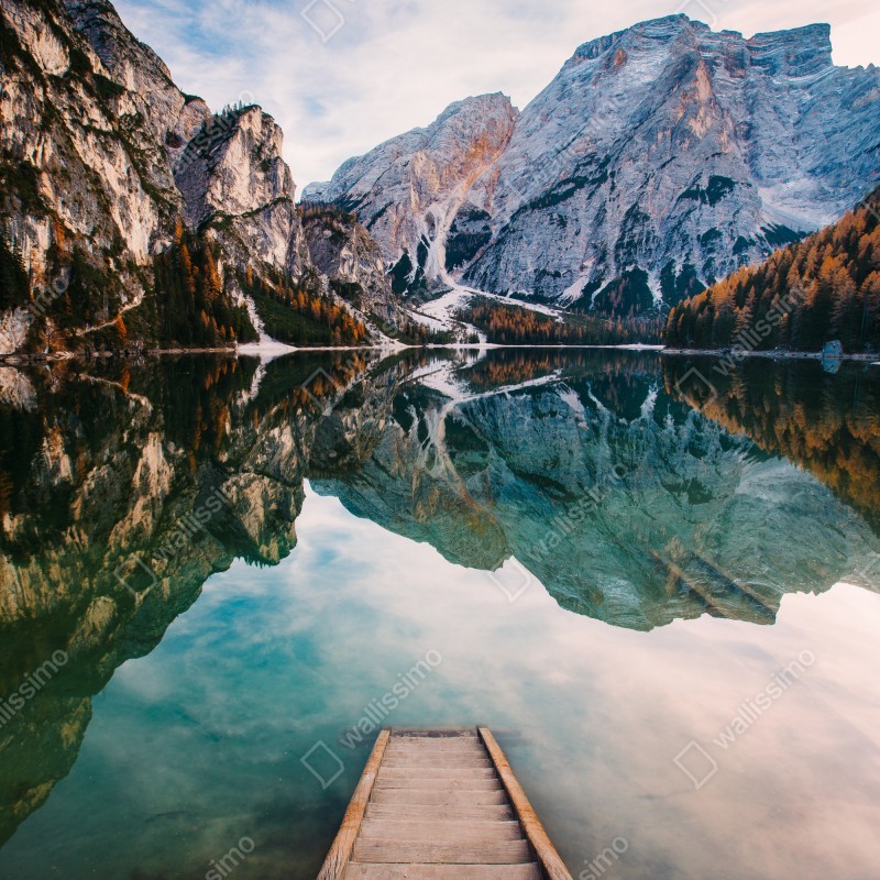 Naklejka na lodówkę spokojne alpejskie jezioro z drewnianym pomostem – Wallissimo® Naklejka na lodówkę spokojne alpejskie jezioro z drewnianym pomostem – Wallissimo®