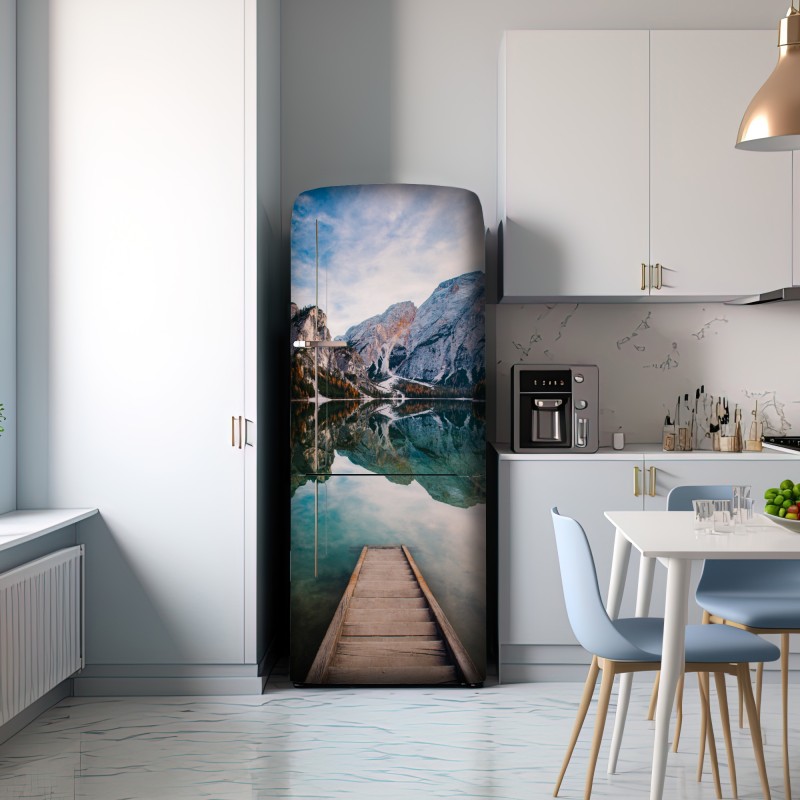 Naklejka na lodówkę spokojne alpejskie jezioro z drewnianym pomostem – Wallissimo® Naklejka na lodówkę spokojne alpejskie jezioro z drewnianym pomostem – Wallissimo®