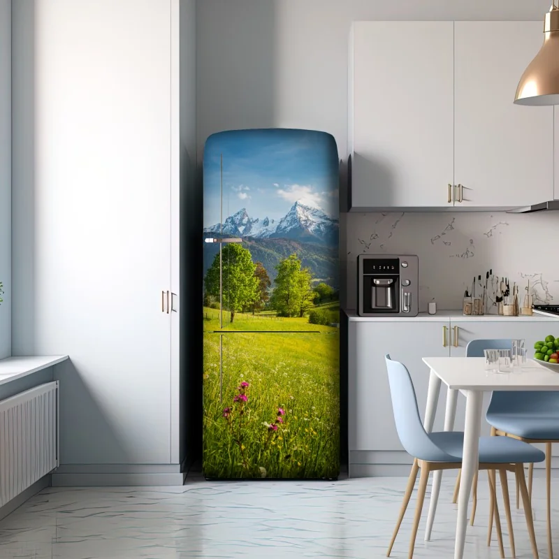 Naklejka na lodówkę alpejska wiosenna łąka pod śnieżnymi szczytami – Wallissimo® Naklejka na lodówkę alpejska wiosenna łąka pod śnieżnymi szczytami – Wallissimo®