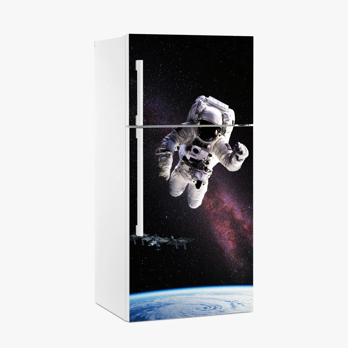 Naklejka na lodówkę astronauta nad Ziemią i galaktyką – Wallissimo® Naklejka na lodówkę astronauta nad Ziemią i galaktyką – Wallissimo®