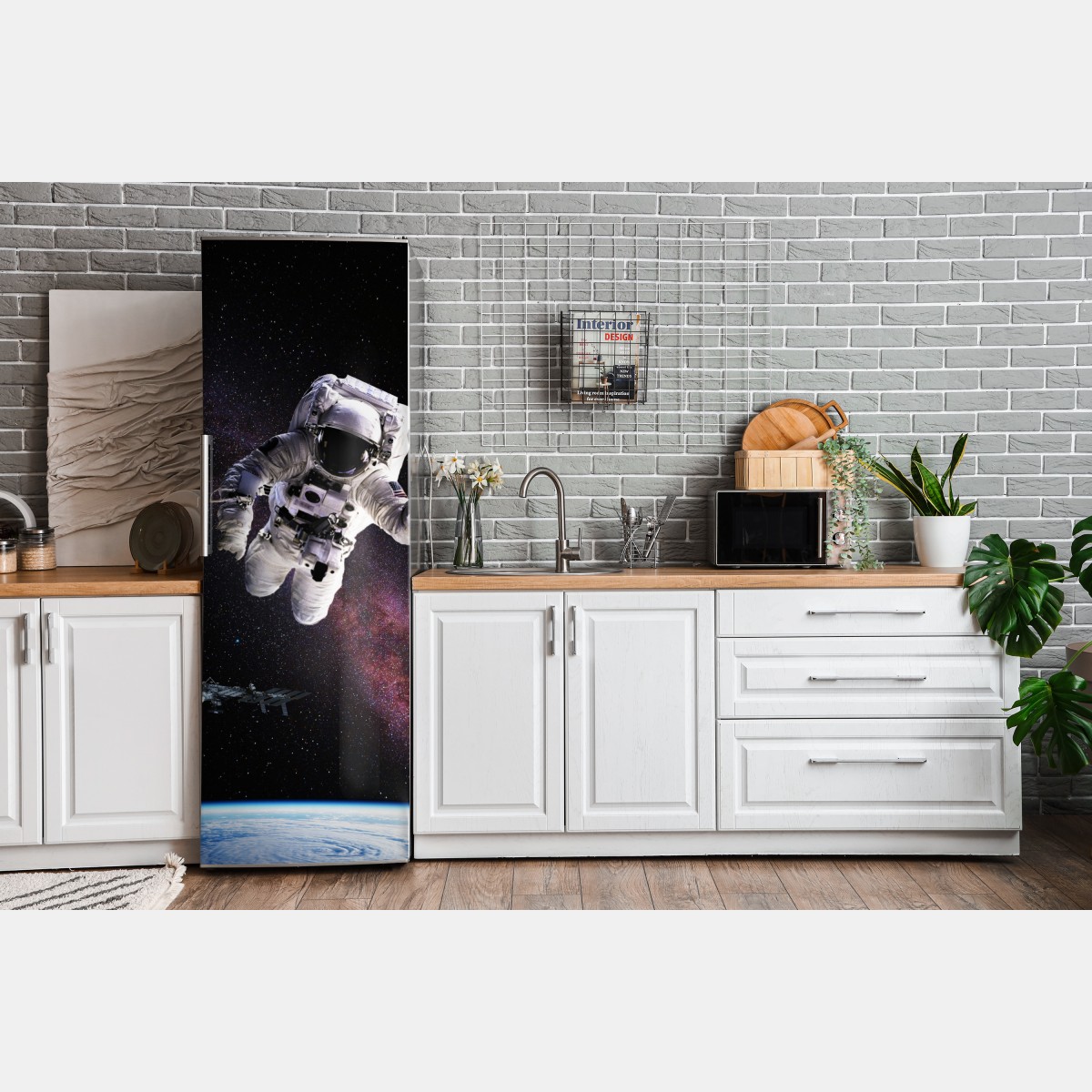 Naklejka na lodówkę astronauta nad Ziemią i galaktyką – Wallissimo® Naklejka na lodówkę astronauta nad Ziemią i galaktyką – Wallissimo®