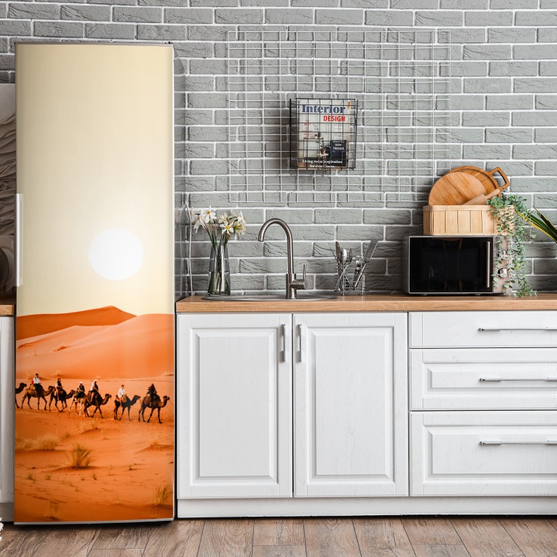 Naklejka na lodówkę karawana wielbłądów o zachodzie słońca na pustyni – Wallissimo® Naklejka na lodówkę karawana wielbłądów o zachodzie słońca na pustyni – Wallissimo®