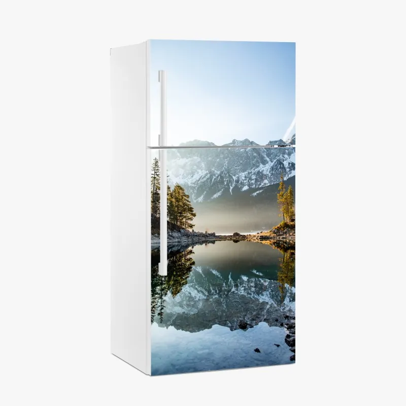 Naklejka na lodówkę intensywna różowa fasada z niebieskimi drzwiami – Wallissimo®