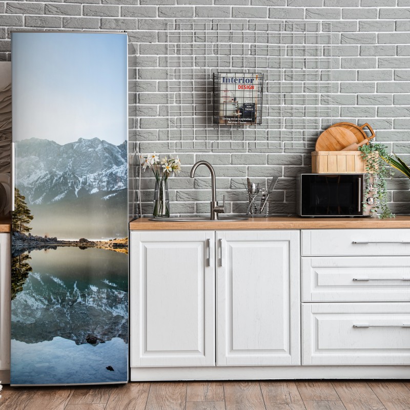 Naklejka na lodówkę intensywna różowa fasada z niebieskimi drzwiami – Wallissimo®