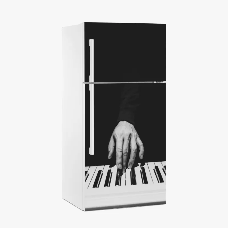 Naklejka na lodówkę monochromatyczne zbliżenie ręki przy pianinie