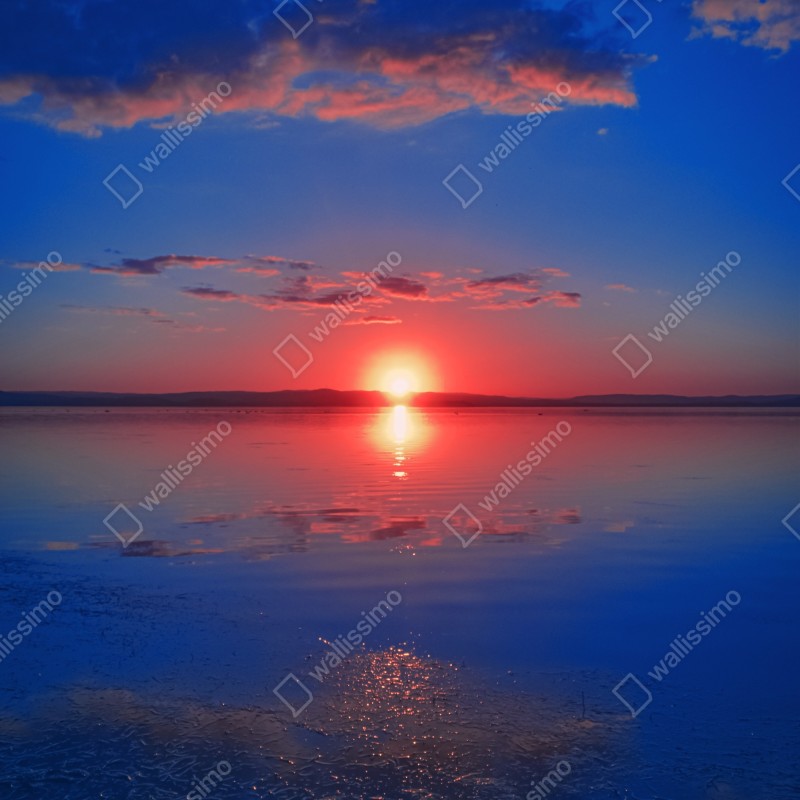 Naklejka na lodówkę zachód słońca nad spokojnym morzem z żywym odbiciem – Wallissimo® Naklejka na lodówkę zachód słońca nad spokojnym morzem z żywym odbiciem – Wallissimo®
