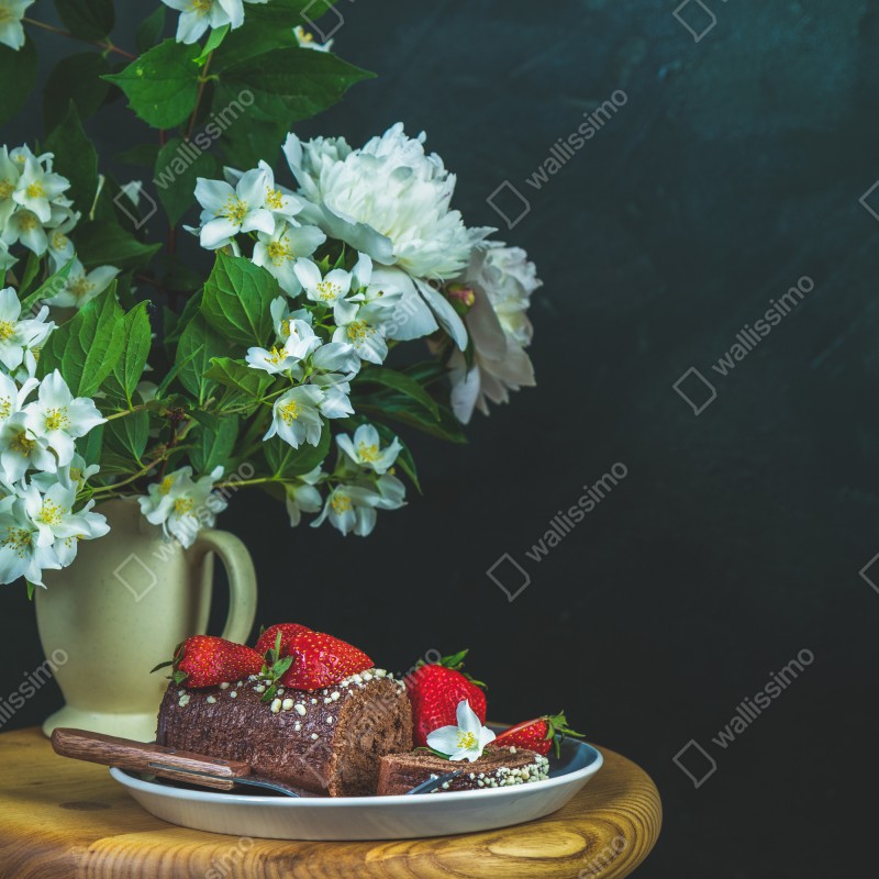 Naklejka na lodówkę rolada czekoladowa z truskawkami i białymi kwiatami – Wallissimo® Naklejka na lodówkę rolada czekoladowa z truskawkami i białymi kwiatami – Wallissimo®