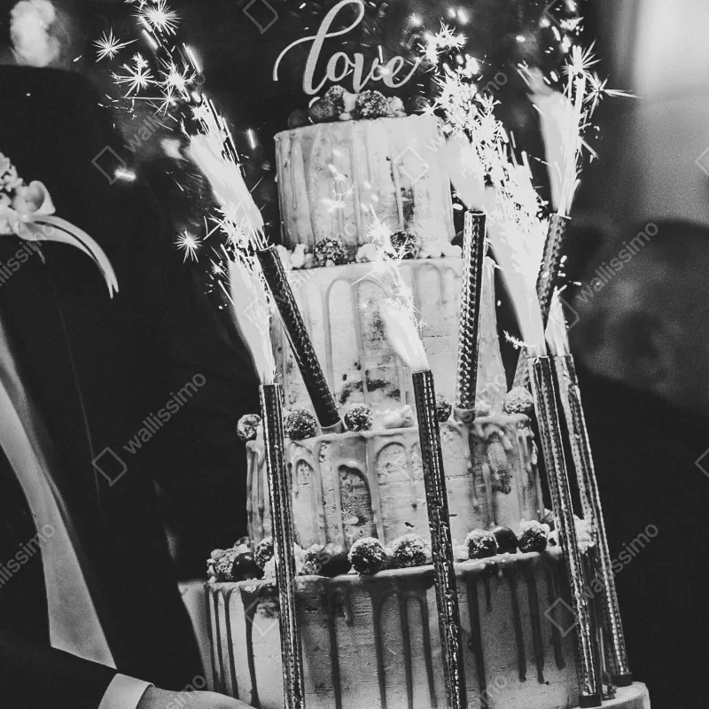 Naklejka na lodówkę rustykalny tort ślubny ze zimnymi ogniami – Wallissimo® Naklejka na lodówkę rustykalny tort ślubny ze zimnymi ogniami – Wallissimo®