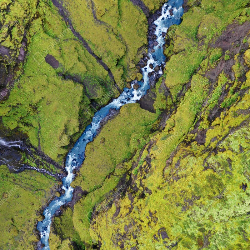 Naklejka na lodówkę rzeka z lotu ptaka w mchem porośniętym wąwozie – Wallissimo® Naklejka na lodówkę rzeka z lotu ptaka w mchem porośniętym wąwozie – Wallissimo®