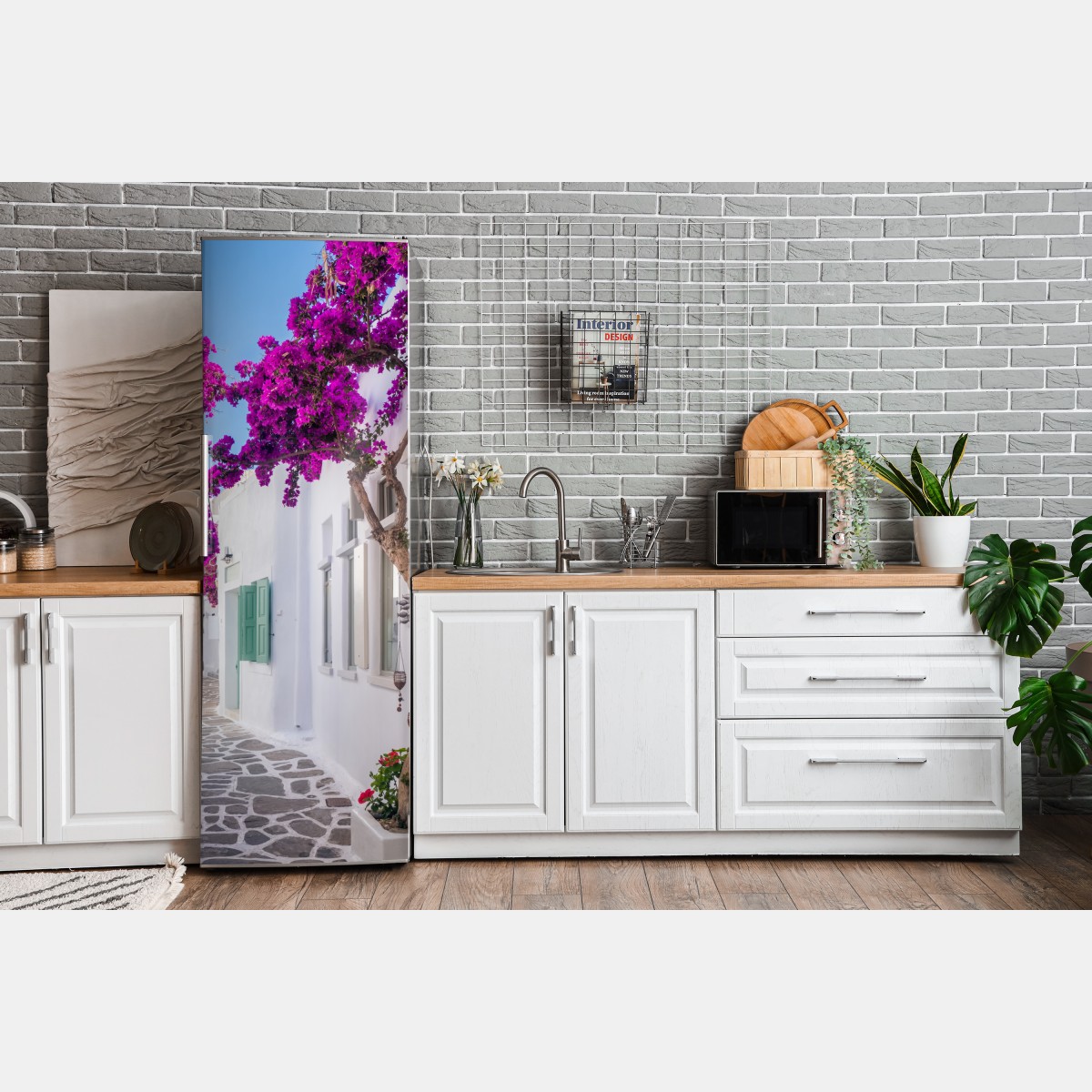 Naklejka na lodówkę słoneczna śródziemnomorska uliczka z bugenwillą – Wallissimo® Naklejka na lodówkę słoneczna śródziemnomorska uliczka z bugenwillą – Wallissimo®