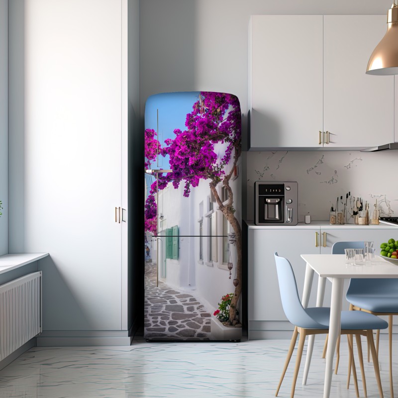 Naklejka na lodówkę słoneczna śródziemnomorska uliczka z bugenwillą – Wallissimo® Naklejka na lodówkę słoneczna śródziemnomorska uliczka z bugenwillą – Wallissimo®
